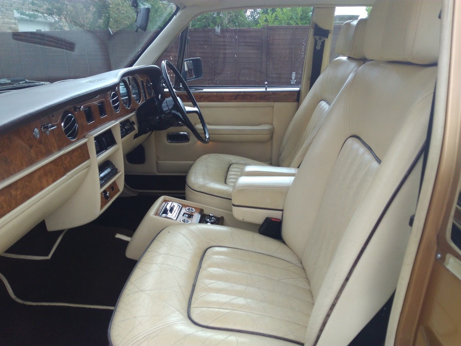 ROLLS-ROYCE SILVER SPIRIT